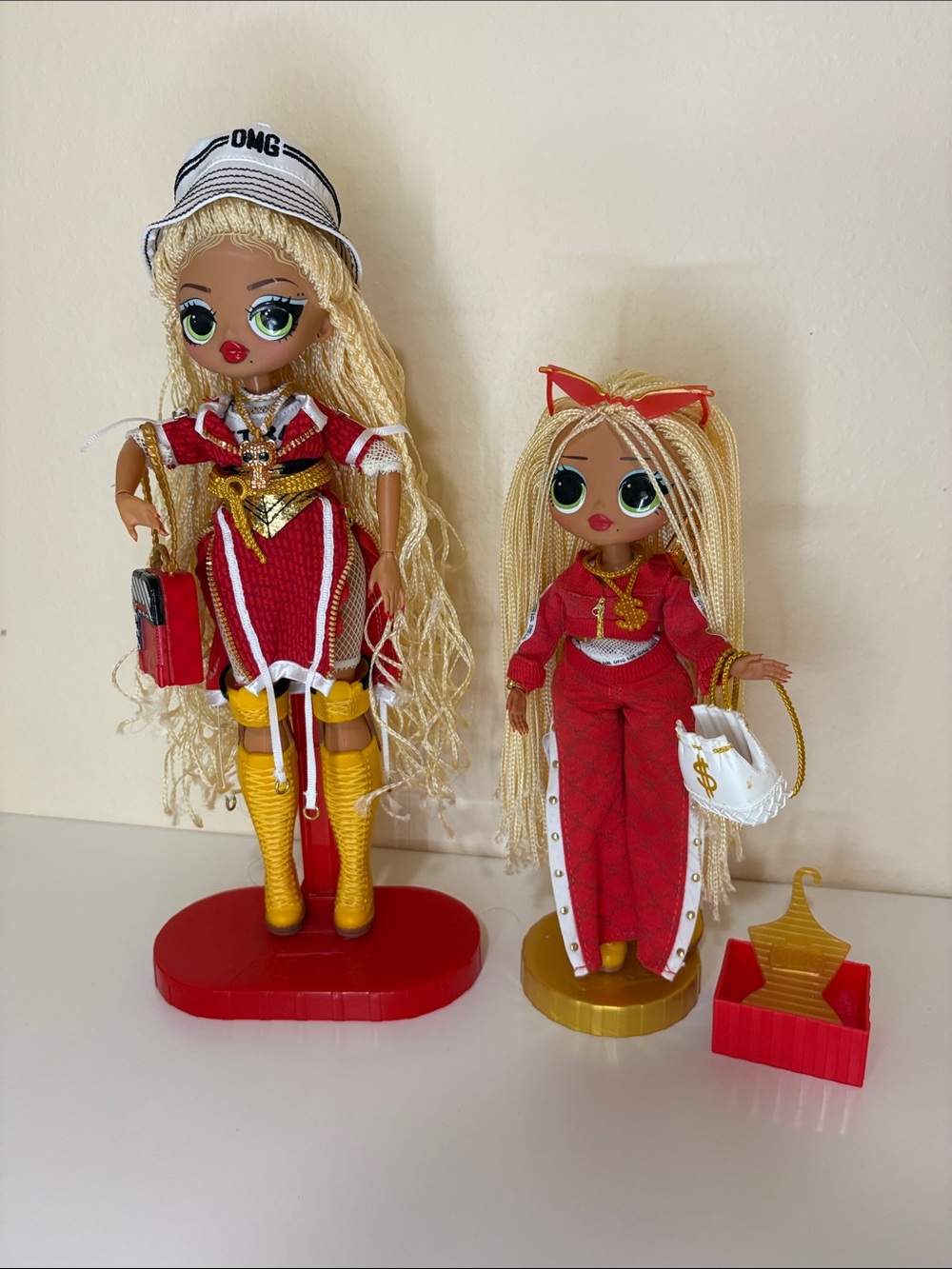 Set of. 2 L.O.L. SWAG Surprise Fierce Fashions Dolls in Red and Gold Outfits - Picture 3 of 14
